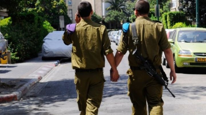 兩名以色列軍人在街上牽手。圖片來源：IDF Spokesperson's Unit