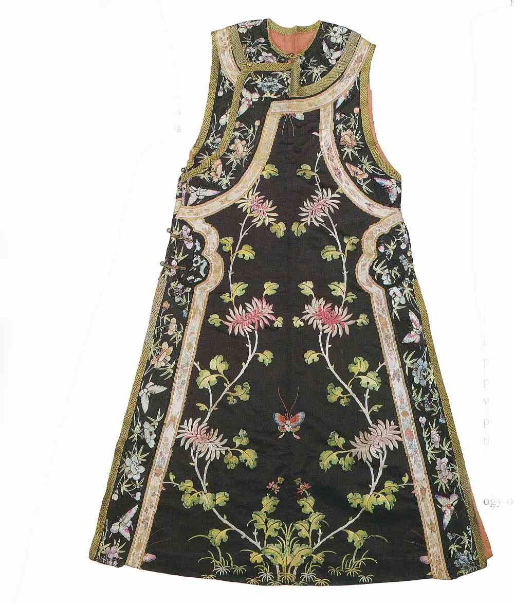 緞地刺绣菊花蝴蝶纹褂襴。圖片來源：中國絲綢博物館