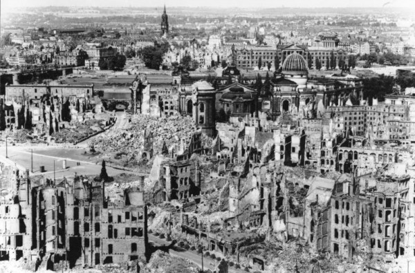 德國東部城市德累斯頓在二戰中遭空襲後，破敗不堪。圖片來源：Wikipedia