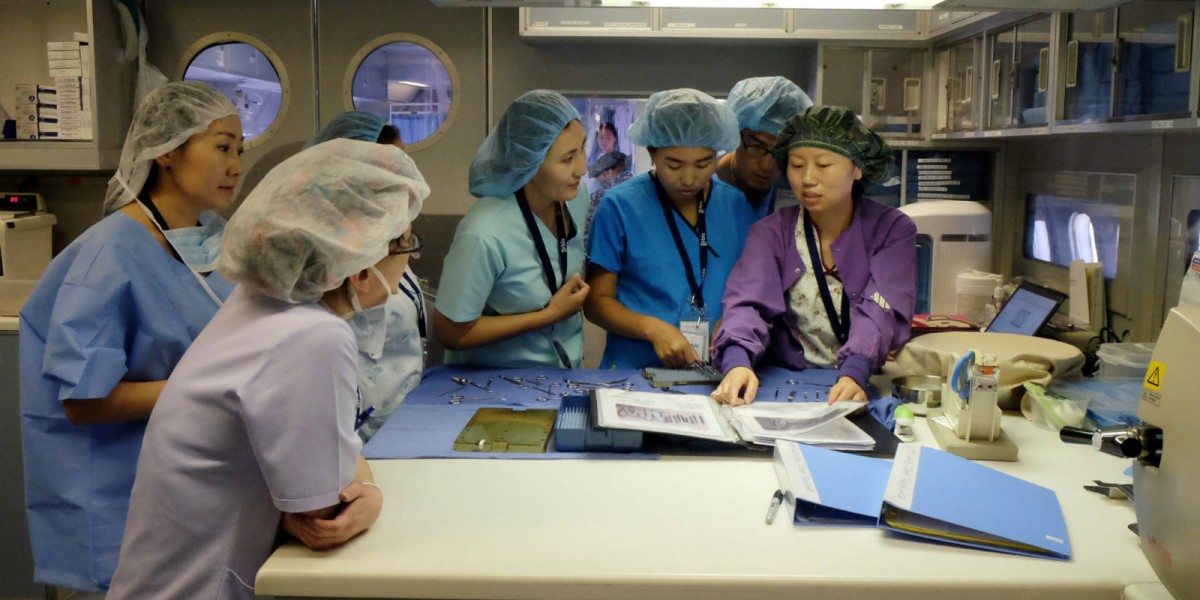 在 2014 年眼科飛機醫院的蒙古救盲項目，劉小英（右）與當地護士分享護理知識。