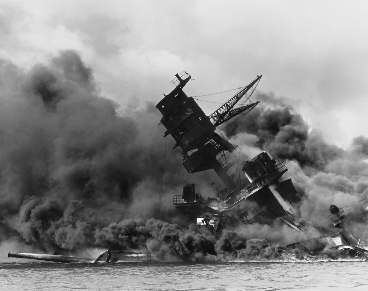 亞利桑那號沉沒一刻。該次爆炸造成珍珠港一役最慘重的傷亡。　圖片來源：路透社