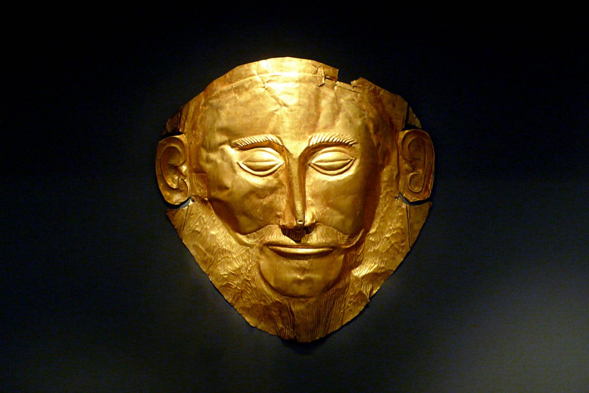 Schliemann 在邁錫尼文明發現的阿伽門農面具。Schliemann 錯誤把它識別為古希臘國王阿伽門農的面具，事實上這件文物要比阿伽門農的時代要早得多。　圖片來源：Flickr