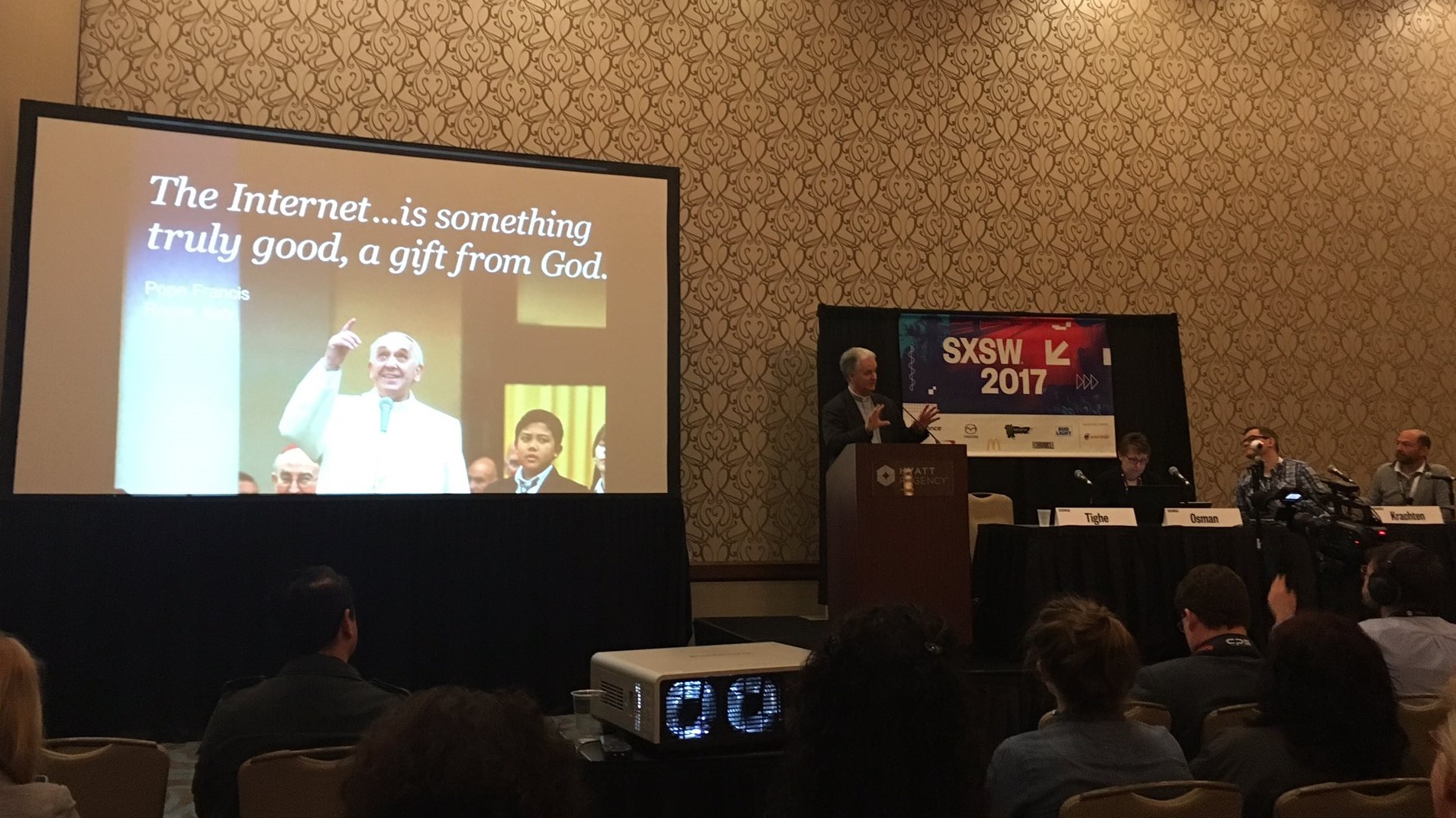 SXSW 大會最不可思議的講者：梵蒂岡主教 Paul Tighe。圖片來源：Lauren McGaughy/Twitter