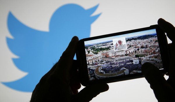 2012 年，榮休教宗本篤十六世在 Twitter 開設帳戶，象徵梵蒂岡打開科技大門。圖片來源：路透社